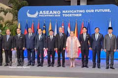 ASEAN+3 foreign ministers pose for a group photo ahead of the meeting. (Photo: VNA)