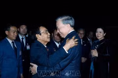 Bounthong Chitmany, Politburo member, permanent member of the Lao People’s Revolutionary Party (LPRP) Central Committee's Secretariat and Vice President of Laos sees off Party General Secretary To Lam at Wattay International Airport on December 2. (Photo: VNA)