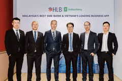 (From left to right: Fred Lim, Chief Digital Commercialisation Officier at Hong Leong Bank, Barry Do, Director of Electronic Banking and Marketing at Hong Leong Bank Vietnam, Duong Duc Hung, General Director, Hong Leong Bank Vietnam; Bui Hai Nam, CEO of So Ban Hang, Bui Hai Long, Director of Technology and Products, and Do Duy Hai, Marketing Director of So Ban Hang. (Photo: vneconomy.vn)