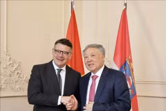 Vietnamese Deputy Prime Minister Nguyen Hoa Binh (R) shakes hands with Minister-President of Germany’s State of Hessen Boris Rhein. (Photo: VNA)