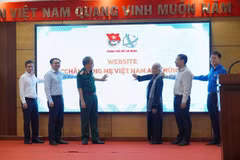 At the launch of the website featuring the portraits and stories of more than 3,000 Heroic Vietnamese Mothers. (Photo: VNA)
