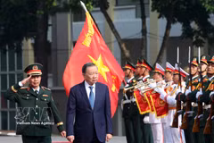General Secretary of the Communist Party of Vietnam Central Committee and President To Lam, who is also Secretary of the Central Military Commission, reviews the Guard of Honour at the ceremony (Photo: VNA)