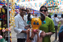 An Indian family pose for a photo with traditional Vietnamese masks at the ASEAN Bazaar 2026 in New Delhi. (Photo: VNA) 