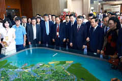 PM Le Minh Hung and officials check Hung Yen master plan for 2021-2030, with a vision to 2050 (Photo: VNA)