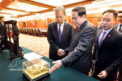 Vietnamese National Assembly (NA) President Tran Thanh Man (centre) and Zhao Leji, Chairman of the Standing Committee of the National People’s Congress (NPC) of China in Beijing on October 12. (Photo: VNA)