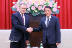 Minister of Public Security General Luong Tam Quang (R) meets with General Arkady Aleksandrovich Gostev, Director of Russia’s Federal Penitentiary Service, in Hanoi on October 12. (Photo: VNA)