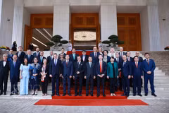 Prime Minister Le Minh Hung meets with Ambassador Julien Guerrier, Head of the EU Delegation to Vietnam, and other ambassadors and chargés d’affaires of EU member states in Hanoi on October 12. (Photo: VNA)