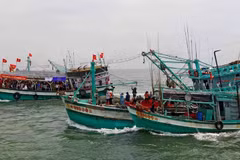 The Nghinh Ong Song Doc Festival takes place about 5-7km offshore. (Photo: VNA)