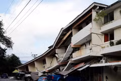 A building collapses and vehicles are damaged following an earthquake in Penonomé, Coclé province, central Panama, on October 9. (Photo: Xinhua)