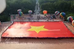 The national flag spans 2,025 sq.m, measuring 60m long and 33.75m wide and weighing about 320 kg (Photo: VNA)