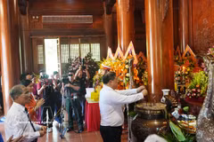 Standing Deputy Prime Minister Pham Gia Tuc offers incense in tribute to President Ho Chi Minh. (Photo: VNA)