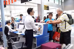 International tourists complete procedures at Lien Khuong International Airport. (Photo: VNA)