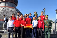Officials and visitors at the flag-raising ceremony (Photo: VNA)