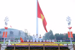 At 6 am on September 2, the national flag is hoisted to the top of the 29-metre-high flagpole amid a solemn atmosphere. (Photo: VNA)