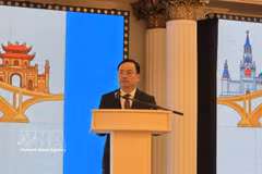 Phu Tho Vice Chairman of the People's Committee Quach Tat Liem presents specific investment incentives and policies to Russian businesses. (Photo: VNA) 