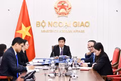 Vietnamese Deputy Minister of Foreign Affairs Nguyen Manh Cuong (centre) in the phone talks with Philippine Undersecretary of Foreign Affairs for Policy Leo Herrera-Lim on March 5. (Photo: Ministry of Foreign Affairs)