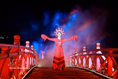 A performance on The Huc bridge of the temple as part of a nighttime tourism programme to discover the Ngoc Son temple on Hoan Kiem Lake, downtown Hanoi. (Photo: VNA)