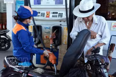 Selling biofuel at a Petrolimex station on the morning of May 24, 2026 (Photo: VNA)