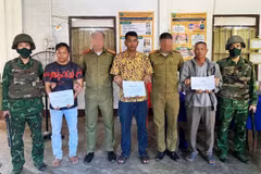 Three suspects are arrested during a crackdown on a cross-border ring involved in stockpiling, trading and transporting fireworks illegally from Laos into Vietnam. (Photo published by VNA)