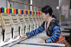 With access to preferential loans, Mua Thi La, a Mong ethnic minority woman from Ban My A village, has opened a workshop to make traditional ethnic costumes, creating jobs and stable income and gradually escaping poverty sustainably. (Photo: VNA)