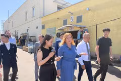 Czech Deputy Prime Minister and Finance Minister Alena Schillerová expresses her delight at meeting the Vietnamese community in Brno. (Photo: VNA)