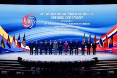 Malaysian Prime Minister Anwar Ibrahim (sixth from left) poses for a photo with foreign ministers of ASEAN countries, Timor Leste and ASEAN Secretary-General Dr. Kao Kim Hourn at the opening ceremony of the AMM-58 on July 9. (Photo: VNA)