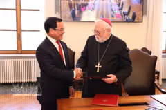Minister of Ethnic and Religious Affairs Nguyen Dinh Khang (L) and Archbishop Paul Richard Gallagher, Secretary for Relations with States and International Organisations of the Holy See, on September 23, 2026. (Photo: VNA)