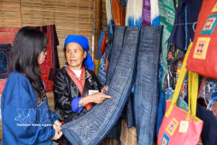 A visitor learns about the traditional culture of the Mong ethnic community. (Photo: VNA)