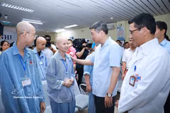 Prime Minister Le Minh Hung visits children receiving treatment at Vietnam National Cancer Hospital’s Tan Trieu campus on September 25. (Photo: VNA)