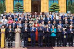 General Secretary of the Communist Party of Vietnam Central Committee and President To Lam with a delegation of outstanding overseas Vietnamese attending the 4th World Conference of Overseas Vietnamese and the 2024 forum of OV intellectuals and experts on August 23, 2024. (Photo: VNA)