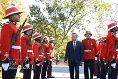 General Secretary of the Communist Party of Vietnam Central Committee and President To Lam reviews the guard of honour at the official welcome ceremony in Ottawa on the morning of September 24, 2026 (local time). (Photo: VNA)