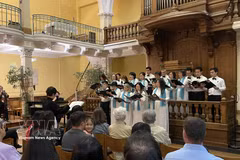 Members of the the Que huong (Homeland) Choir perform at the event. (Photo: VNA)