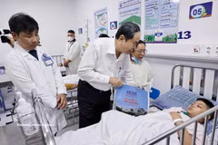 National Assembly President Tran Thanh Man (centre) presents gifts to a child patient at Children's Hospital 1 in Ho Chi Minh City (Photo: VNA)