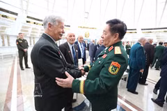 Belarusian veteran Vladimir Alexandrovich Gvozdovsky talks to General Nguyen Trong Nghia, Chairman of the General Department of Politics of the Vietnam People's Army, at a recent meeting in Belarus. (Photo: VNA)