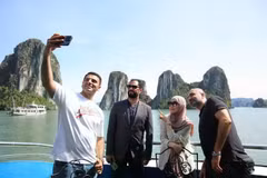 Representatives of Halal markets are impressed by the beauty of Ha Long Bay, which is recognised by UNESCO as a World Heritage Site (Photo: Quangninh.gov.vn)