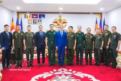 Vietnamese Ambassador to Cambodia Nguyen Minh Vu pays a New Year visit to the Royal Cambodian Armed Forces (Photo: VNA)