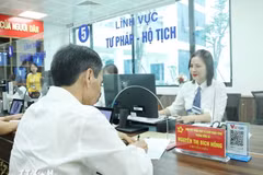 At the public administrative service centre of Hanoi's Dong Da ward at 71 Ton Duc Thang Street. (Photo: VNA)