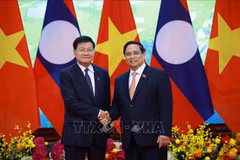 Prime Minister Pham Minh Chinh (R) and Party General Secretary and President of Laos Thongloun Sisoulith in Hanoi on October 24 (Photo: VNA)