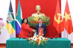 Politburo member and Permanent member of the Communist Party of Vietnam (CPV) Central Committee’s Secretariat Tran Cam Tu (right) and First Deputy Secretary General of South Africa’s African National Congress (ANC) Nomvula Mokonyane sign the MoU on cooperation between the two Parties on May 19. (Photo: VNA)
