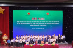 The Ministry of Agriculture and Environment signs cooperation deals with science associations and enterprises at the workshop, aiming to promote hi-tech applications, sustainability, and the circular economy. (Photo: VNA)