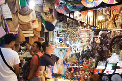 Visitors shop at Ben Thanh Market in Ho Chi Minh City. (Photo: VNA)