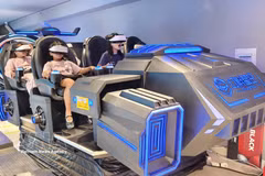 Experience virtual reality technology at Nha Trang Center shopping mall (Khanh Hoa). (Photo: VNA)