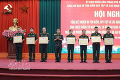 Certificates of merit are presented to collectives and individuals for their outstanding achievements in the search, recovery and identification of martyrs’ remains at the conference held on October 27, 2026. (Photo: VNA)
