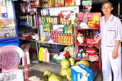 A small grocery store in Ca Mau province (Photo: VNA)