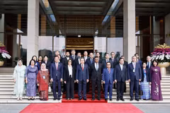 National Assembly President Tran Thanh Man (front row, sixth from left) and leaders from international audit organisations in Hanoi on October 27. (Photo: VNA)