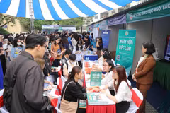 A job fair in Hanoi. Nearly 19,900 people find employment through job consulting services, job fairs, and the city’s employment service centre in the first nine months of this year. (Photo: VNA)