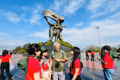 Tourists visit the Dien Bien Phu Victory Monument, which was built to commemorate the 50th anniversary of the Dien Bien Phu Victory. (Photo: VNA)