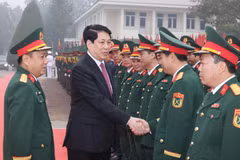 State President Luong Cuong visits officers and soldiers of Division 316. (Photo: VNA)