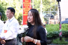 A woman is moved to tears during the October 14 memorial service for fallen soldiers whose remains were recovered from Le Thi Rieng Park (Photo: VNA)