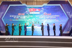 Representatives of the organising committee at the opening ceremony of the fair (Photo: VNA)